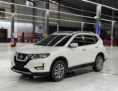Nissan X-Trail 2017 2.0L CVT Comfort 2WD left front 45 degree view