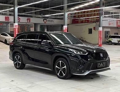 Toyota Crown Kluger 2021 2.5L HEV AWD Luxury Edition left front 45 degree view